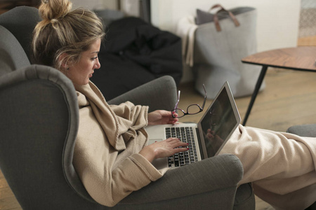 女孩在30的家庭商业项目调查与她的宠物照片