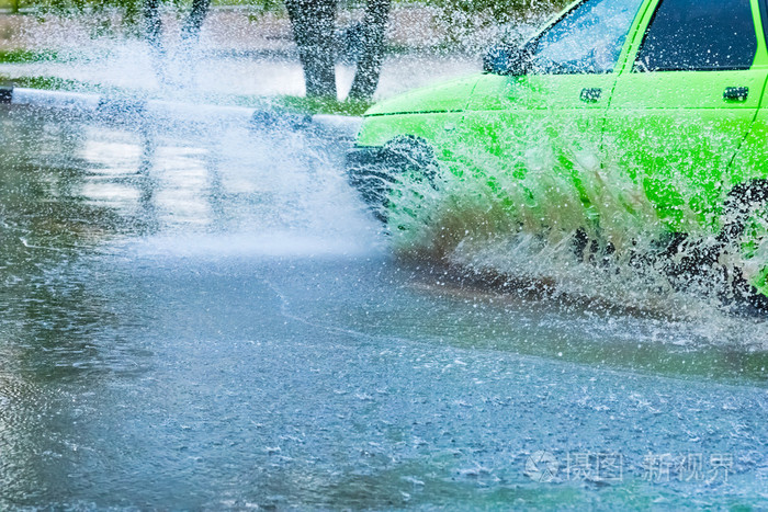 汽车雨水坑里溅水