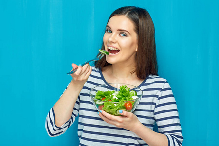 微笑的少妇吃饮食食物绿色沙拉, 健康食物概念