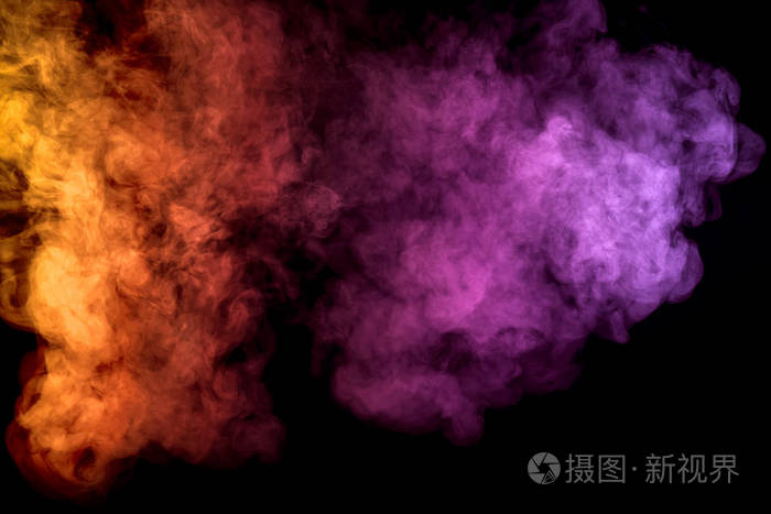 紫色的烟雾, 红色和橙色的颜色在黑色的孤立背景。背景从烟雾的 vape