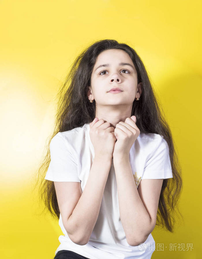 年轻女子在祷告的时候双手合十祈祷在信仰精神和宗教的早晨概念