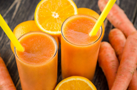 杯果汁与橙, 胡萝卜, 生姜照片