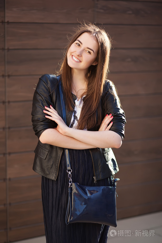 可爱肖像的美丽微笑的女人,快乐时尚, 魅力女孩, 长长的黑头发, 积极