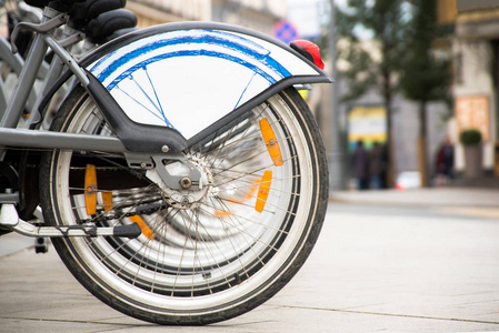 城市人行道行自行车轮子
