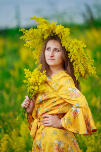 女孩与黄色的花朵