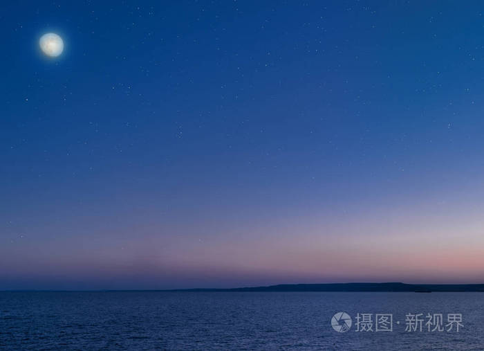 月亮和星星在平静的海面上