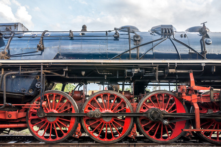 惩教署，捷克斯洛伐克的蒸汽机车，与巨大的红色辐主要轮圈侧观