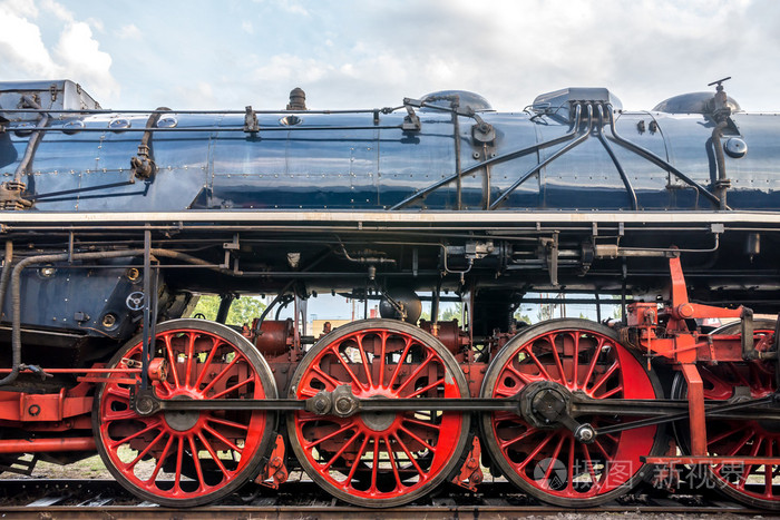 惩教署捷克斯洛伐克的蒸汽机车与巨大的红色辐主要轮圈侧观