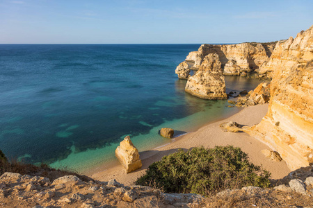 美丽的 Marinha 海滩, 阿尔加维葡萄牙的热门视图