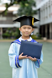 从幼儿园毕业的小女孩图片