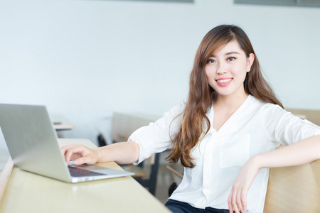 亚洲女学生在教室里