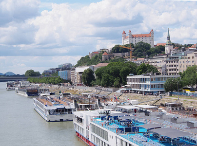 斯洛伐克布拉迪斯拉和美丽的多瑙河资本的视角看