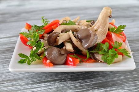 开胃菜的盐渍平菇照片