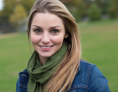 女人的脸型不同的人脸形状和化妆-矢量美丽迷人的年轻女子,棕色松松的