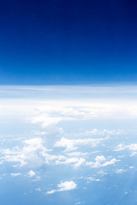 白云和蔚蓝的天空，在飞机上拍一张照片