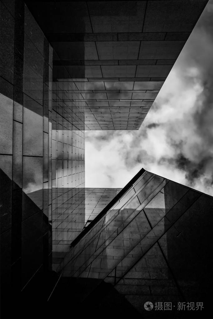 在现代商业办公楼和天空的背景下的看法城市外部与高视角