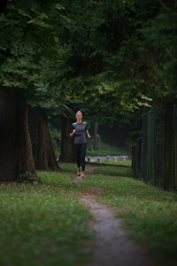 慢跑在一个公园的室外锻炼的女子赛跑运动员