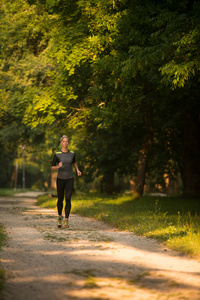 女人健身慢跑锻炼健康概念
