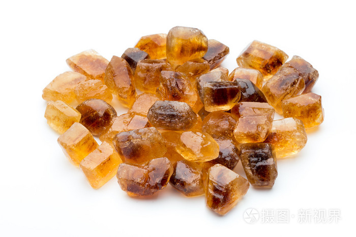 在白色背景上的焦糖的糖业大