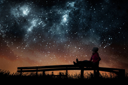 一个人夜晚看星星图片图片