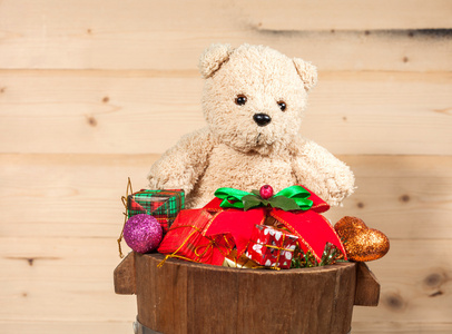 熊玩具与礼品盒