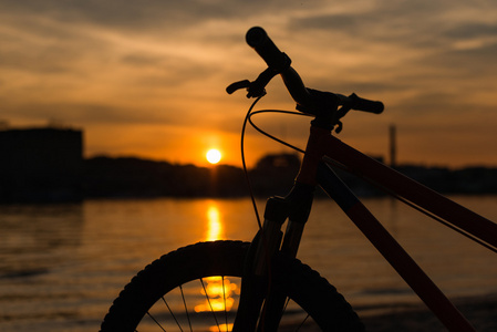 自行车上的日落的剪影。夏日风景