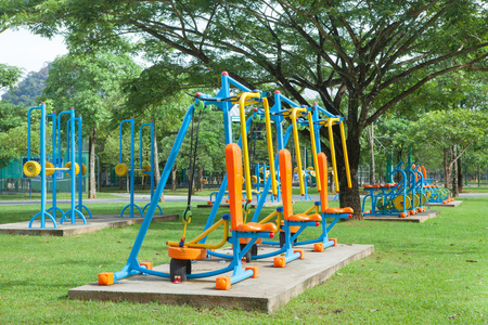 公园健身器材图片