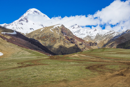 卡兹别克山麓峰山和蓝蓝的天空。格鲁吉亚