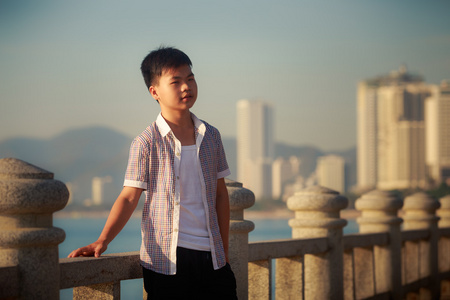 越南的小男孩站在海堤上照片