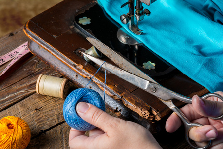 旧的老式手工缝纫机照片