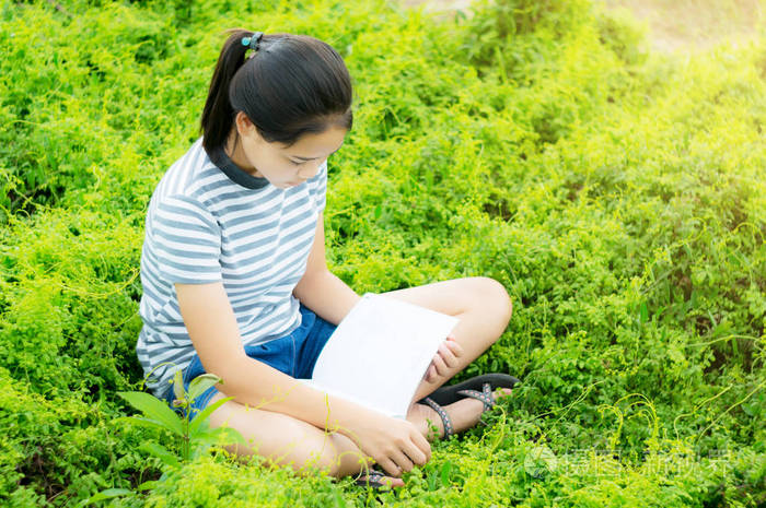 绿色草甸乡村自然的年轻女孩读书