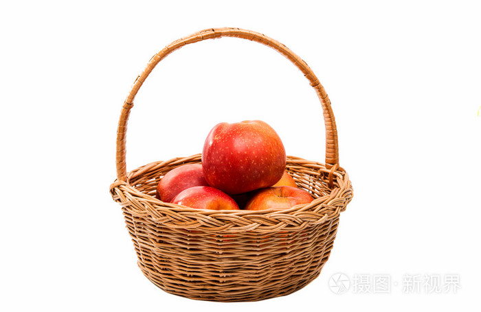红苹果在篮子里孤立