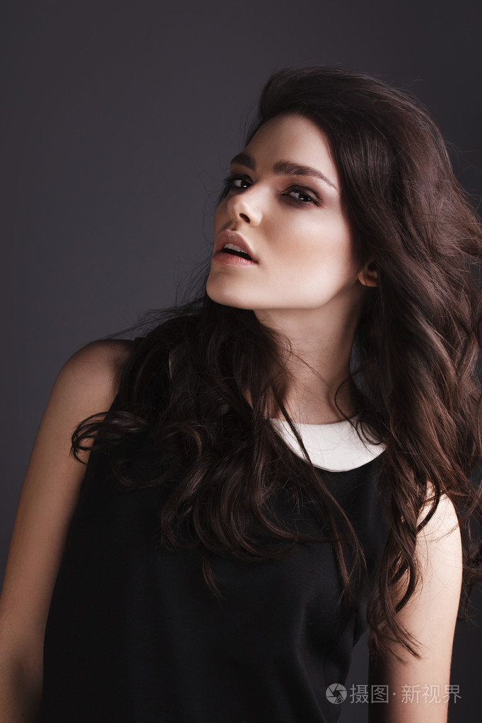 长头发的漂亮黑发女孩