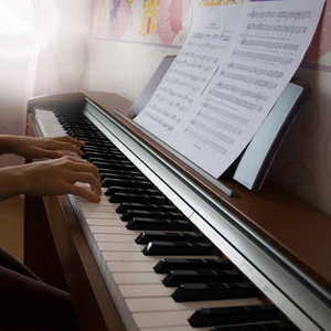 年轻女孩演奏数字式钢琴