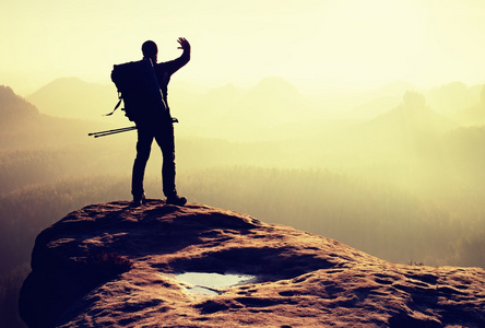 背包客与两极牵手遮蔽眼睛,春天的黎明照片