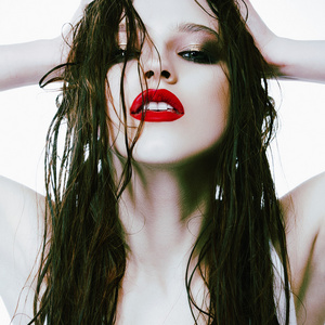 湿漉漉的头发的漂亮女孩照片