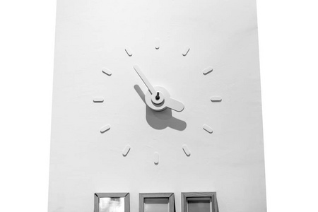 在白墙上设计挂钟