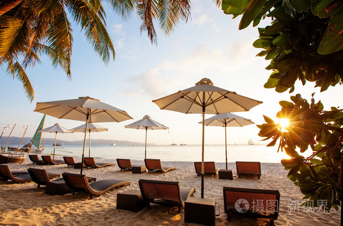 太阳伞和沙滩椅热带海滩上