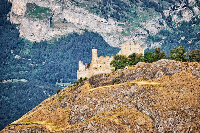 陀飞轮城堡和在熙雍首都瓦莱州瑞士风景