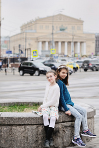 在城市街道上的两个孩子女孩。