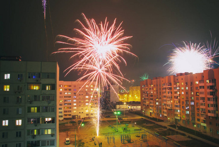 除夕夜在住宅区的美丽烟花图片