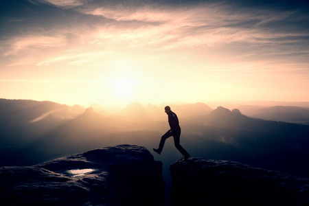 奇妙多彩黎明在落基山脉,大雾橙色在深深的山谷.自然的奇迹照片