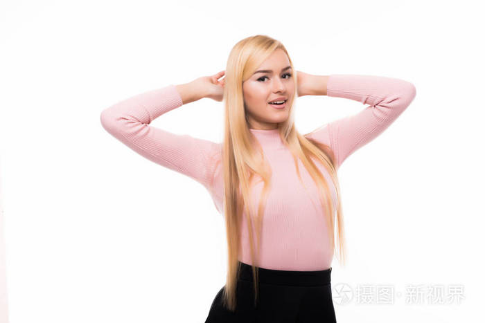年轻的女人站在双手交叉在她的头后, 白色背景照片-正版商用图片0exi
