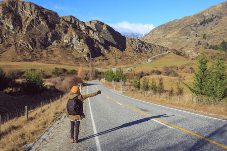 搭便车的女人图片