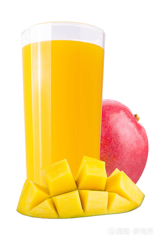 新鲜芒果汁在白色