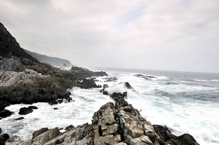 巨大的海浪拍打到岸上的大石头