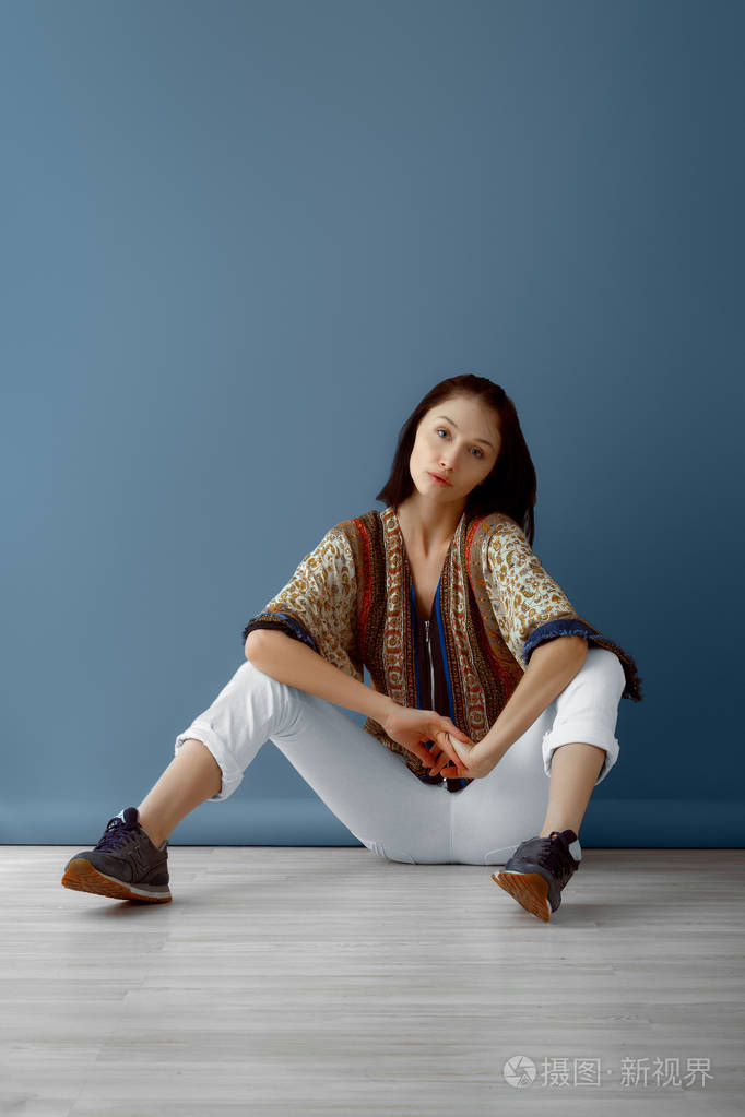 安静的嬉皮女孩坐在地板上