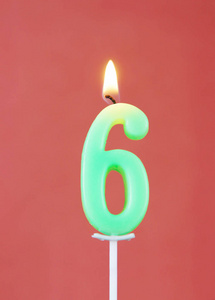 蜡烛烧烧蜡蜡烛作为数字六在红色背景照片