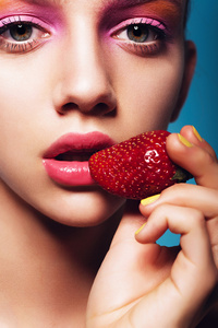 草莓的漂亮女孩