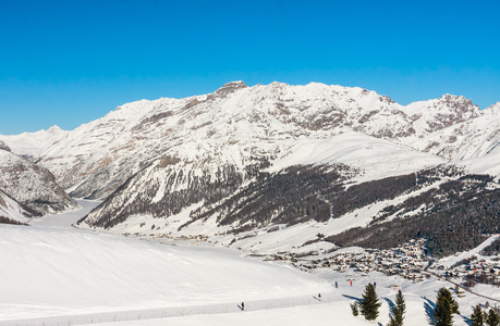 在阿尔卑斯山滑雪胜地的视图。意大利利维尼奥